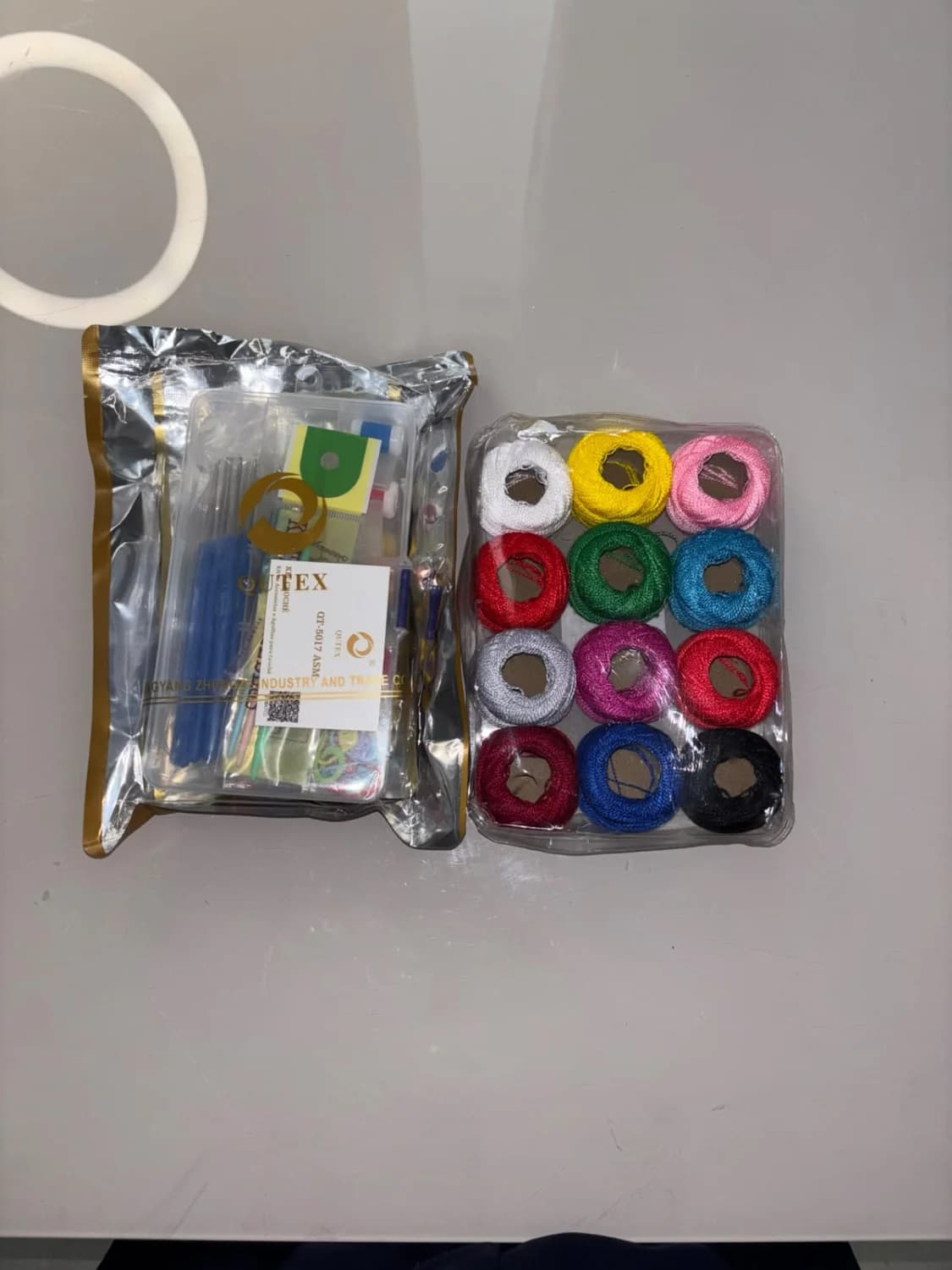 Kit de Crochê Completo com 16 Agulhas e 12 Linhas de Algodão Coloridas. - 1